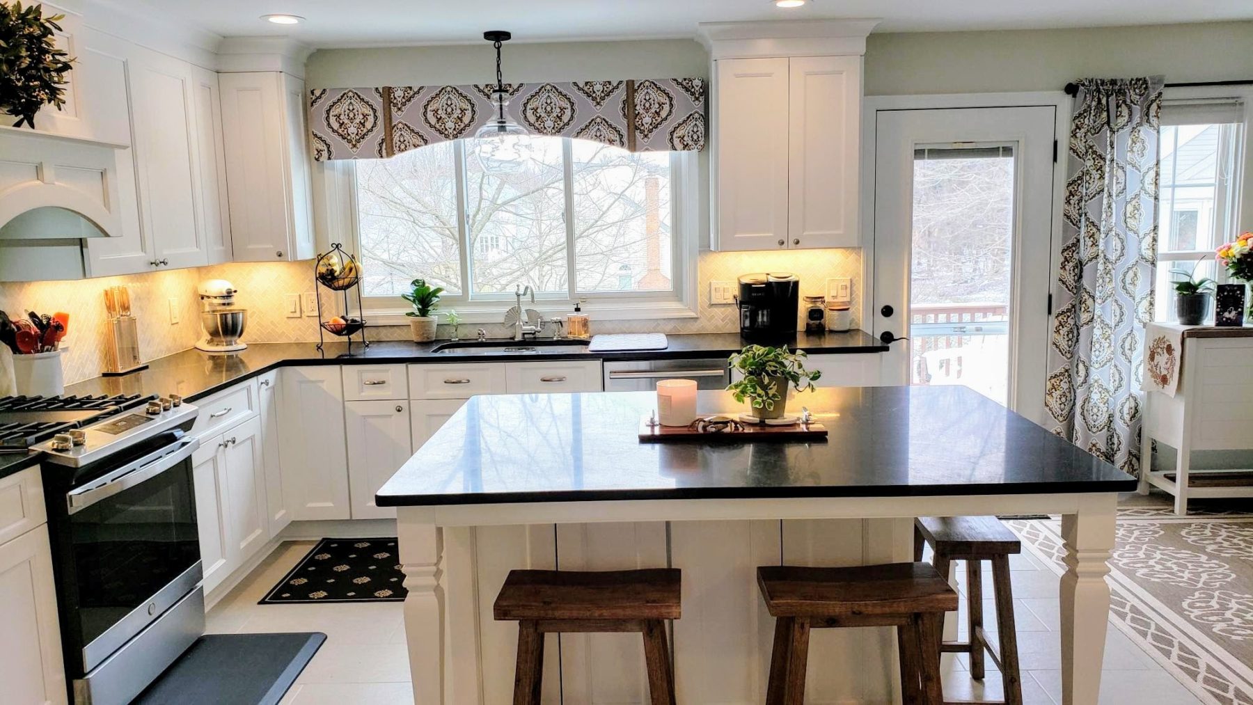Choose Stools For Your Kitchen Island, How To Choose Kitchen Island Stools
